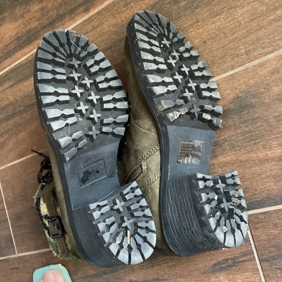 Madden Girl Lug sole lace up boots 8.5 - Picture 4 of 7